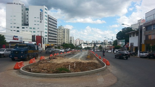 Canteiro de obras paradas do VLT de Cuiabá na avenida do CPA