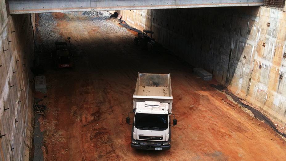 Construção da trincheira Santa Rosa em frente ao hotel onde ficará hospedada a comitiva da Fifa em Cuiabá (MT)