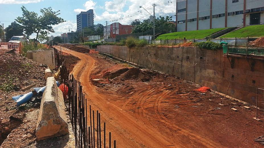 Com obras atrasadas, a trincheira Jurumirim, de quase 1 quilômetro de extensão, em Cuiabá (MT)