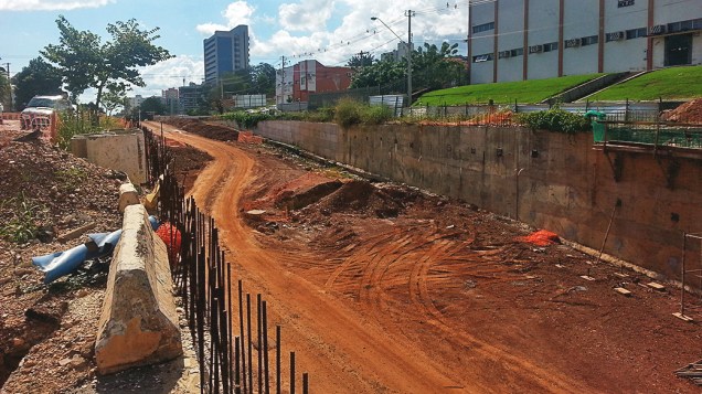 Com obras atrasadas, a trincheira Jurumirim, de quase 1 quilômetro de extensão, em Cuiabá (MT)