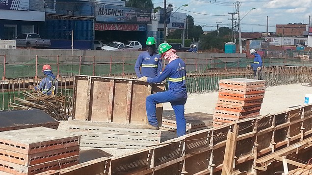 Operários trabalham em placas estruturais da trincheira Jurumirim, em Cuiabá (MT)