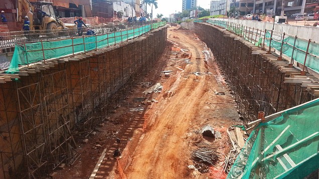 Leito em fase de terraplanagem na trincheira Jurumirim, que já deveria dar acesso a avenida Miguel Sutil, em Cuiabá (MT)
