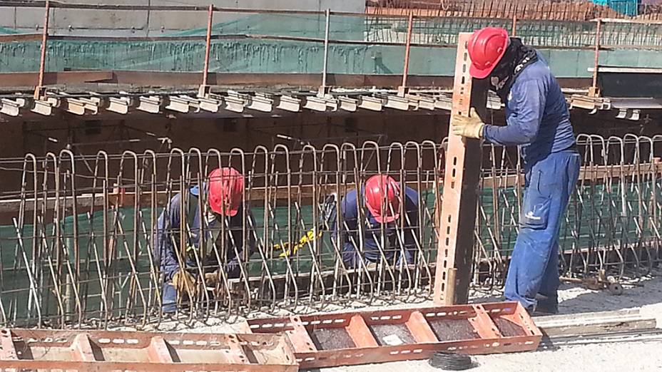 Obras da trincheira Jurumirim que deveria dar acesso a avenida Miguel Sutil, em Cuiabá (MT)