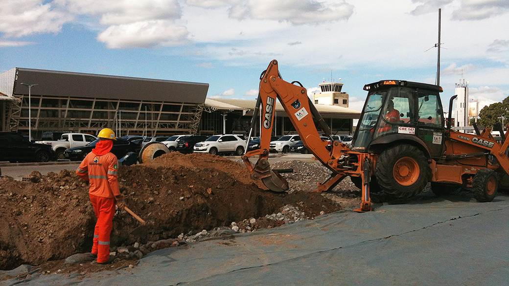 Obras do VLT em frente ao Aeroporto Internacional Marechal Rondon, em Cuiabá (MT)