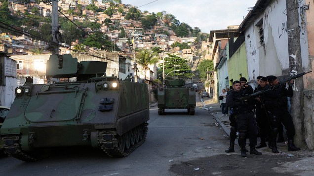 Policiais durante ocupação no complexo de favela do Lins para instalar Unidade de Manutenção da Paz da Polícia (UPP) na região, no Rio de Janeiro