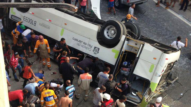 Ônibus cai de viaduto na Avenida Brasil no Rio de Janeiro