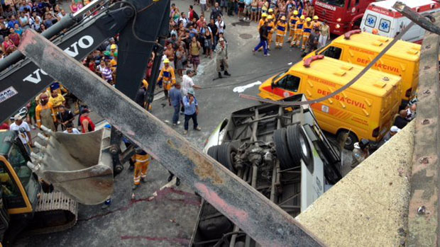 Ônibus cai de viaduto na Avenida Brasil no Rio de Janeiro