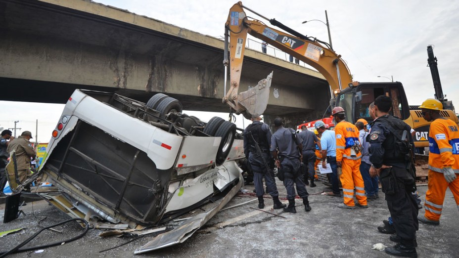 Ônibus cai de viaduto na Avenida Brasil no Rio de Janeiro