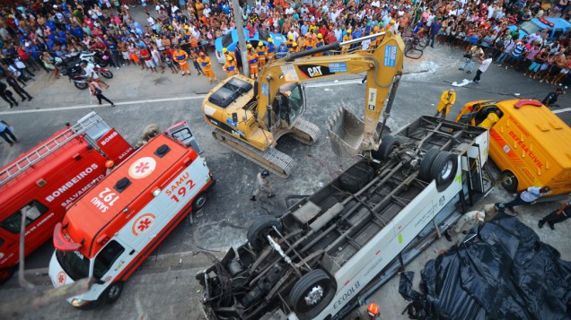 Ônibus cai de viaduto na Avenida Brasil no Rio de Janeiro