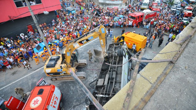 Ônibus cai de viaduto na Avenida Brasil no Rio de Janeiro