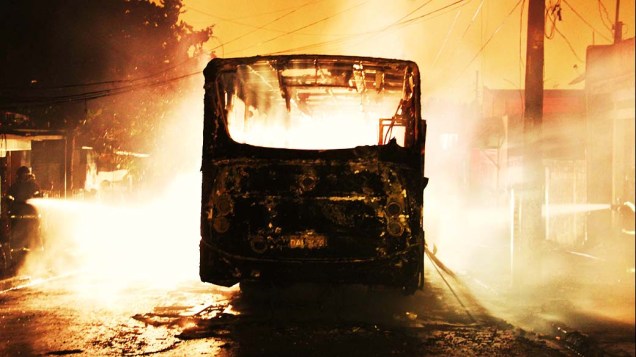 Um ônibus incendiado em Carapicuíba, grande São Paulo. Suspeita-se que o ato foi uma represália pela morte de quatro pessoas em um ataque de homens armados em motos