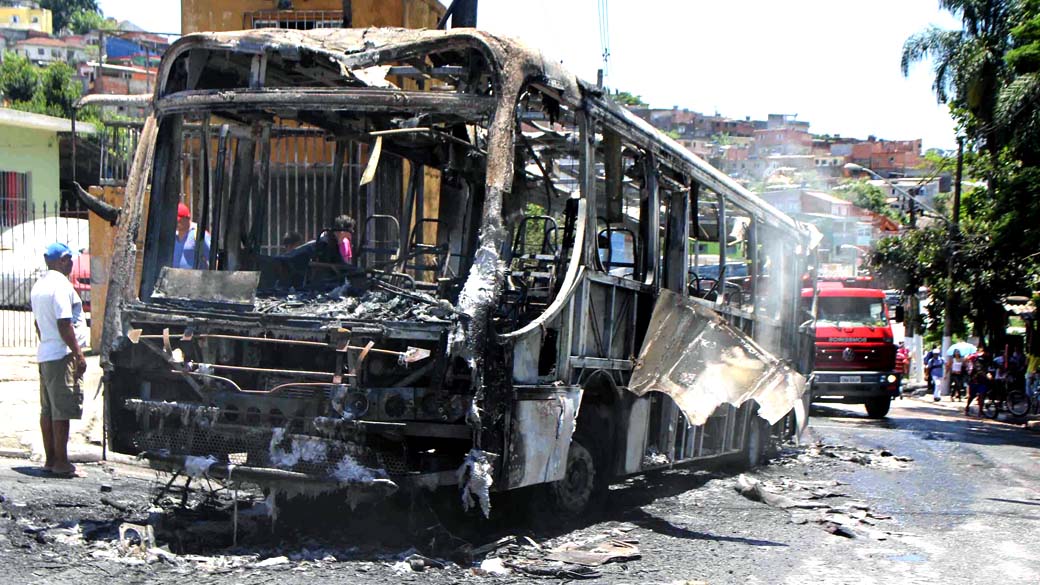 Ônibus é incendiado por manifestantes na Estrada do M'Boi Mirim