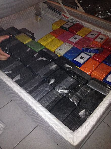 Traficante da Baixada Santista guardava tabletes de cocaína sob a própria cama