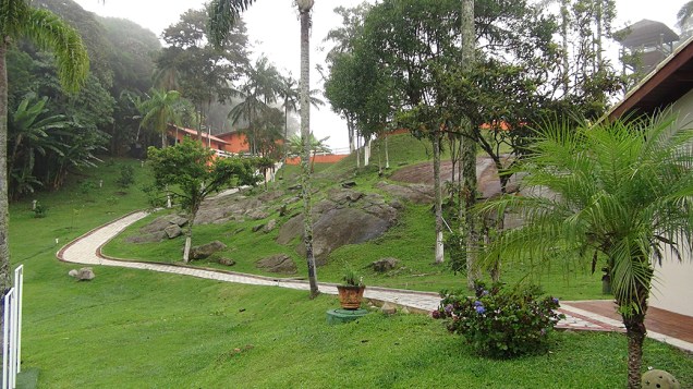 Jardins do sítio em Mogi das Cruzes (SP) que pertence a traficante preso na Operação Oversea da PF
