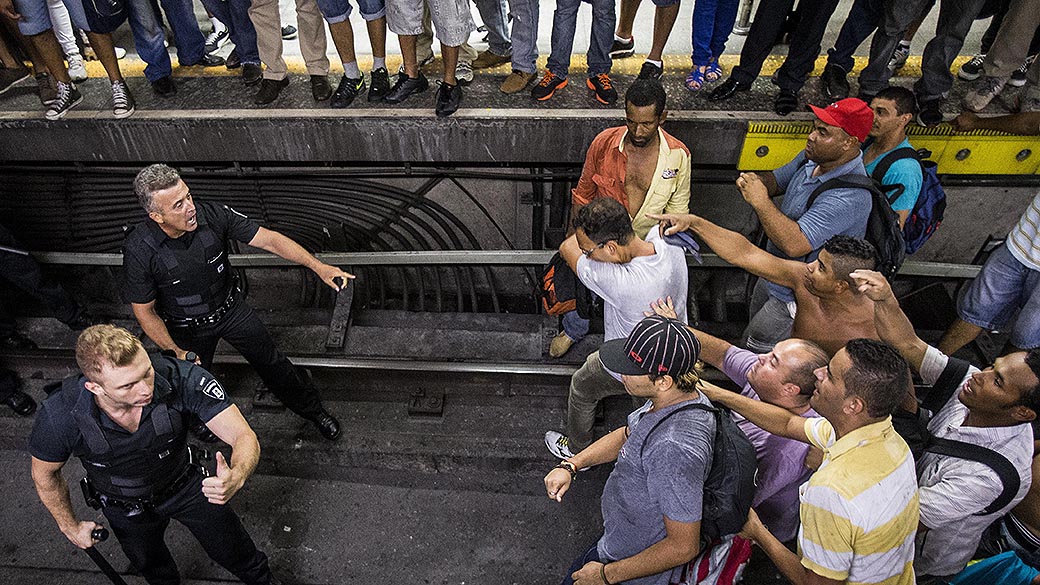 Estação de metrô Anhangabaú fechada após tumultos na noite dessa terça-feira (04/02)