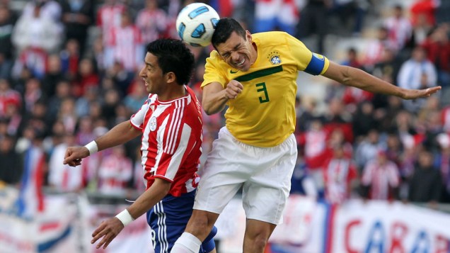 Marcelo Estigarribia, do Paraguai, e Lúcio disputam bola durante jogo das quartas de final da Copa América