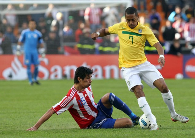 Víctor Cáceres e Robinho disputam bola durante jogo das quartas de final da Copa América