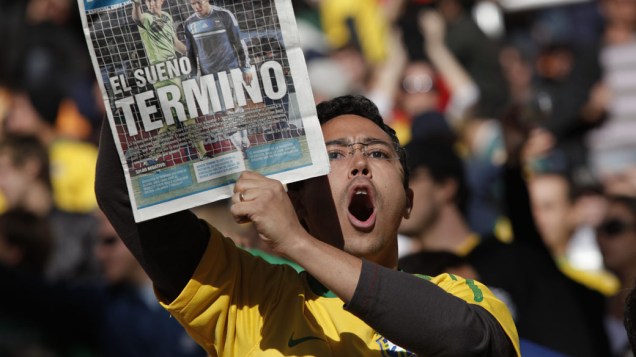 Torcedor brasileiro segura capa do jornal Desportes, lembrando a derrota da Argentina na Copa América - 17/07/2011