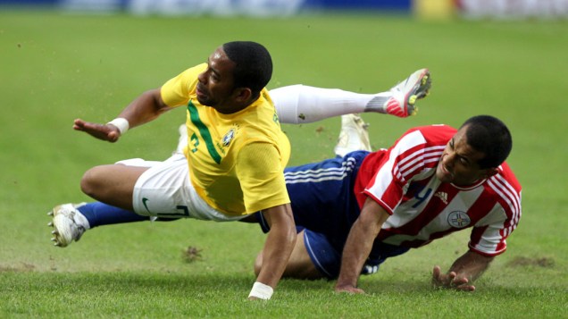 Robinho e Paulo Silva disputam bola durante jogo das quartas de final da Copa América, entre Brasil e Paraguai - 17/07/2011
