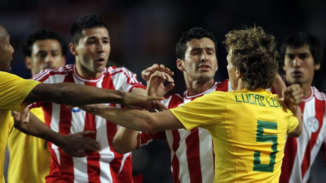 Crisitian Riveros, do Paraguai, e Lucas, do Brasil, brigam durante a partida contra o Paraguai, pelas quartas de final da Copa América - 17/07/2011<br>   