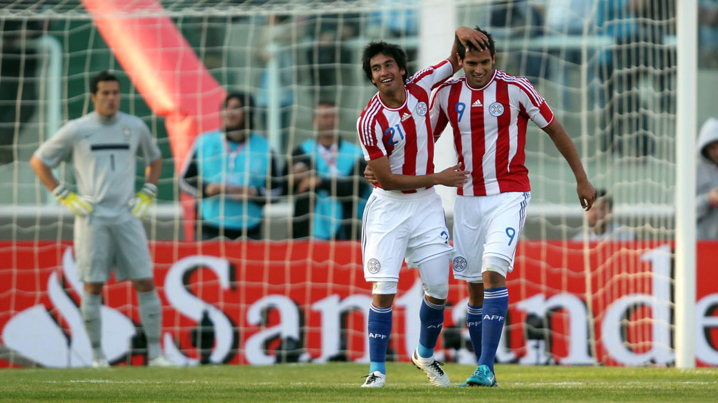 Jogadores do Paraguai comemoram gol de empate contra o Brasil, durante jogo da primeira fase da Copa América - 09/07/2011