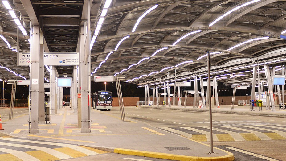 Terminal Pinheiros completamente vazio na noite de quarta-feira (21)