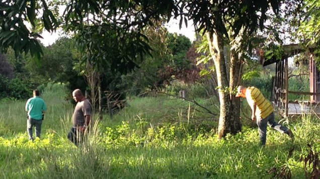 Investigadores realizam perícia no local onde o coronel da reserva Paulo Malhães foi encontrado morto em Nova Iguaçu na Baixada Fluminense