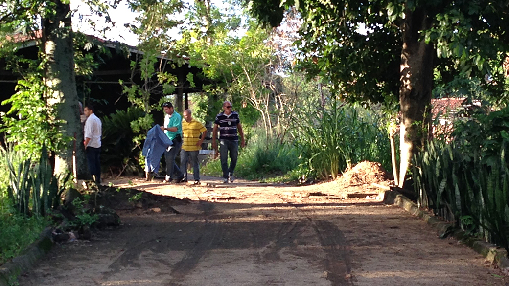 Investigadores realizam perícia no local onde o coronel da reserva Paulo Malhães foi encontrado morto em Nova Iguaçu, na Baixada Fluminense