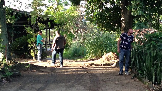 Investigadores realizam perícia no local onde o coronel da reserva Paulo Malhães foi encontrado morto em Nova Iguaçu na Baixada Fluminense