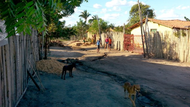 Crianças brincam num domingo à tarde nas vielas de terra da Vila Dilma Rousseff, em Teresina (PI)