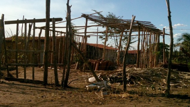 Estrutra de uma casa de taipa em construção no assentamento Dilma Rousseff, em Teresina (PI)