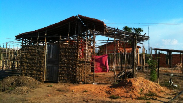 Casa de taipas em construção na Vila Dilma Rousseff, em Teresina (PI)