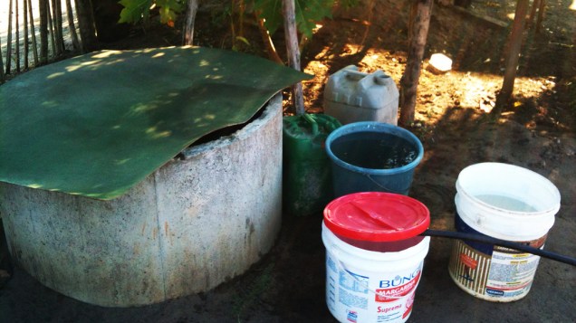 Reservatório de água adaptado na casa do camelô Carlos da Silva Gomes, um dos primeiros moradores da Vila Dilma Rousseff em Teresina (PI)