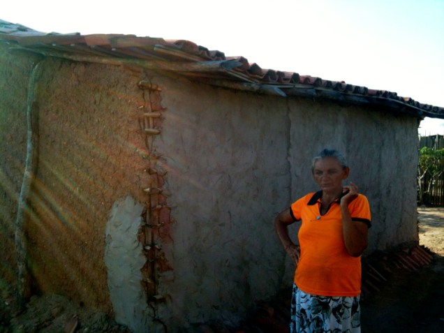 A dona de casa aposentada Maria Isabel da Silva caminha no quintal de sua nova casa na Vila Dilma Rousseff, em Teresina (PI)