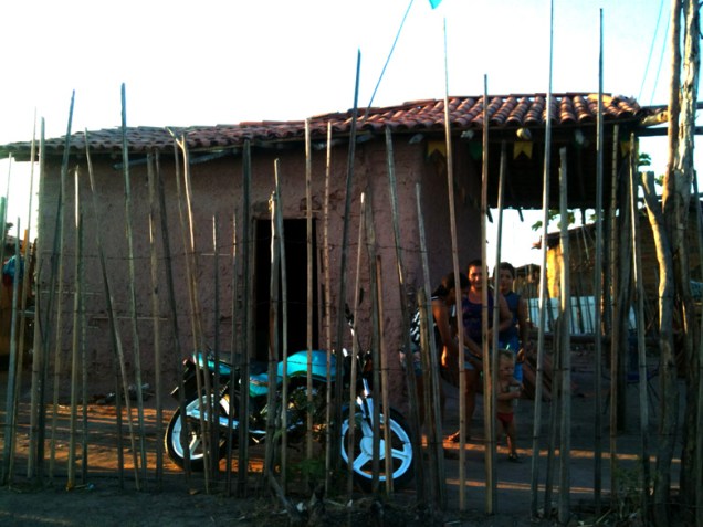A moto é um dos principais meios de transporte em Teresina (PI), principalmente em locais pobres como a Vila Dilma Rousseff