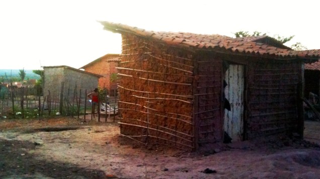 Pequeno barraco de taipa construído com barro e talo de babaçu na Vila Dilma Rousseff, em Teresina (PI)