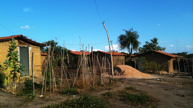 Casebres de taipas em uma das vielas da invasão Dilma Rousseff, na periferia de Teresina (PI)