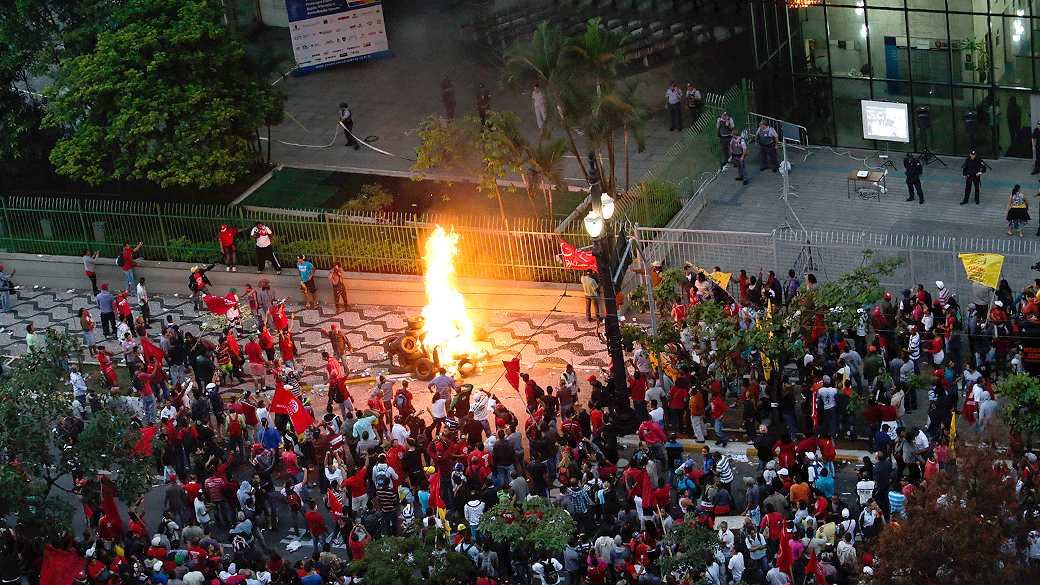 Sem-teto colocam fogo em pneus, e entram em confronto com a polícia em frente à Câmara Municipal de São Paulo
