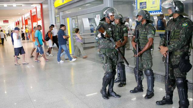 Nesta quinta-feira, policiais do exército relizam a segurança de um shopping em Salvador devido à greve de Policiais Militares e bombeiros