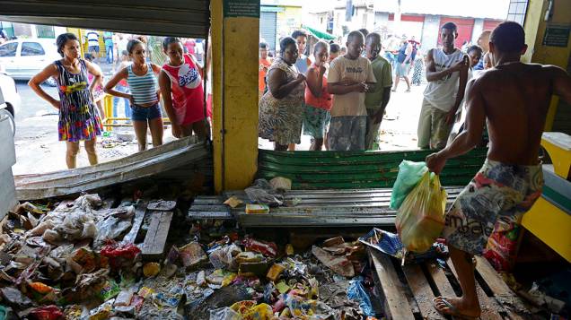 Vários supermercados e lojas de Salvador amanheceram arrombados e tiveram mercadorias roubadas e saqueadas. As ações criminosas ocorreram após o anúncio da greve da Polícia Militar na Bahia