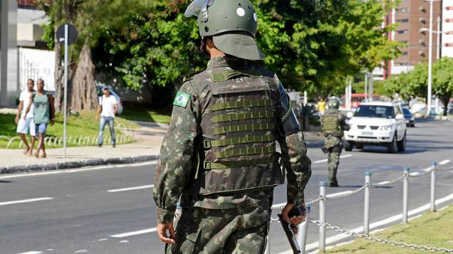 Nesta quinta-feira, policiais do exército relizam a segurança na cidade de Salvador devido à greve de Policiais Militares e bombeiros
