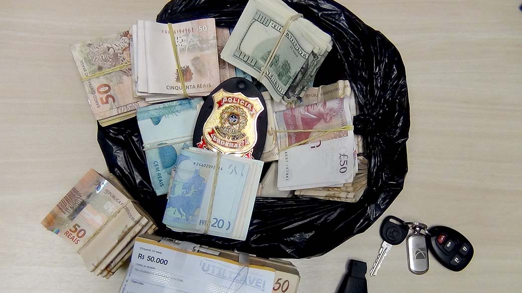 Polícia Federal apreendeu R$500.000, moedas estrangeiras, aeronaves, carros, joias, relógios e drogas durante a Operação Esopo