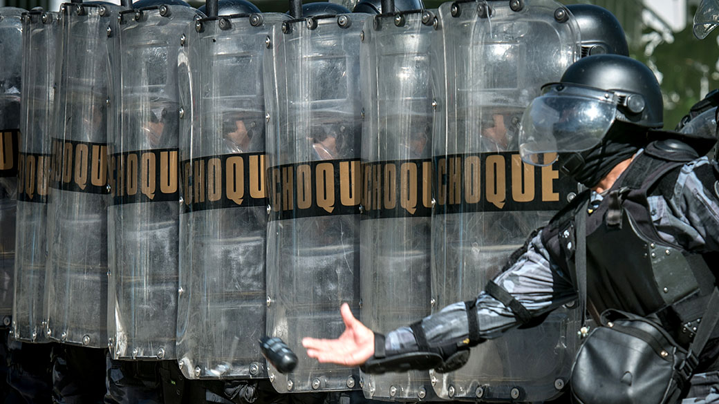 Policiais durante treinamento da Polícia Militar para conter protestos, no Rio