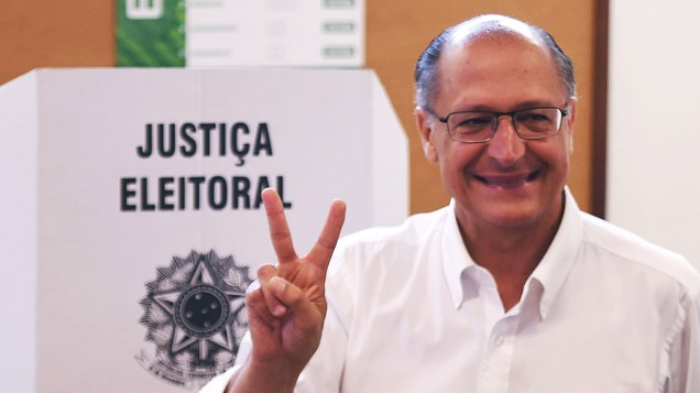 O candidato ao senado de São Paulo, José Serra (PSDB), vota no Colégio Santa Cruz na capital paulista, acompanhado de sua neta e do governador Geraldo Alckmin