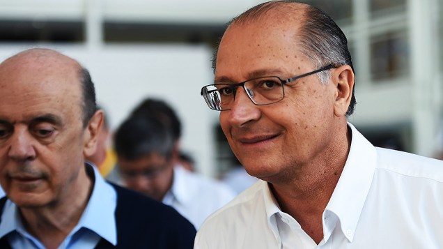 O candidato ao senado de São Paulo, José Serra (PSDB), vota no Colégio Santa Cruz na capital paulista, acompanhado do governador Geraldo Alckmin e de José Anibal