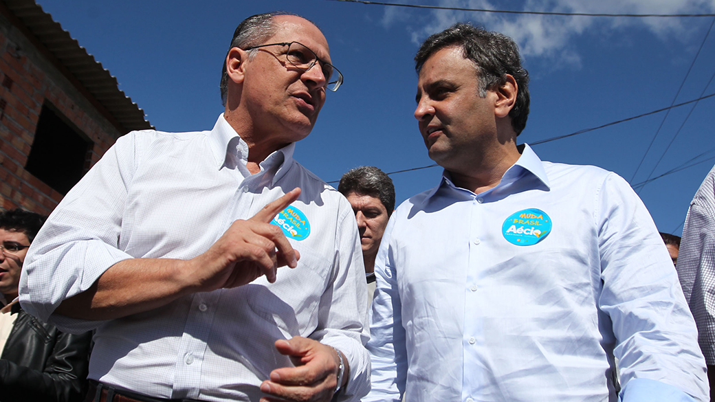 O governador de São Paulo, Geraldo Alckmin e o candidato a Presidência, Aécio Neves, durante visita a região sul da cidade de São Paulo