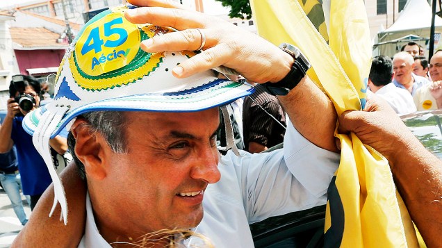 O candidato à Presidência da República, Aécio Neves (PSDB), durante campanha em Mogi das Cruzes, interior de São Paulo - 01/10/2014