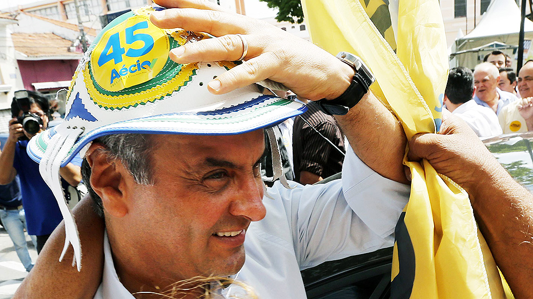 O candidato à Presidência da República, Aécio Neves (PSDB), durante campanha em Mogi das Cruzes (SP)