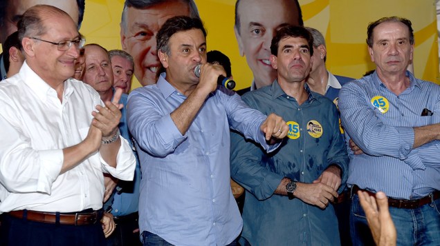 O candidato a reeleição ao governo do Estado, Geraldo Alckmin, ao lado do candidato do PSDB a Presidência da República, Aécio Neves, durante campanha em Ribeirão Preto, no interior paulista