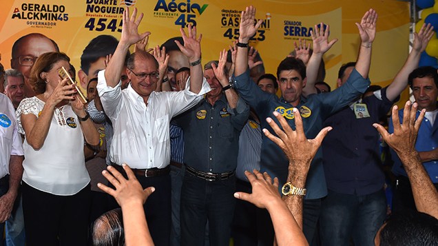 O candidato a reeleição ao governo do Estado de São Paulo, Geraldo Alckmin, durante campanha em Ribeirão Preto, no interior paulista